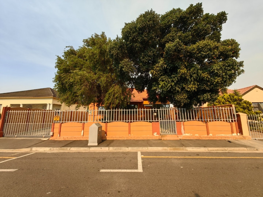 6 Bedroom Property for Sale in Glenlilly Western Cape